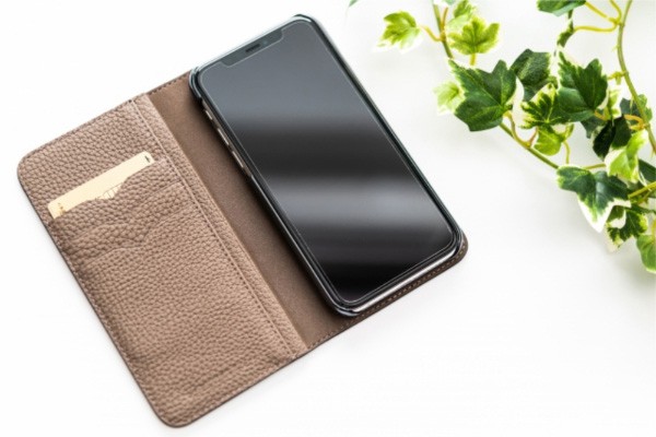 手帳型スマホケースの汚れはどう落とす?簡単お手入れ方法を紹介!