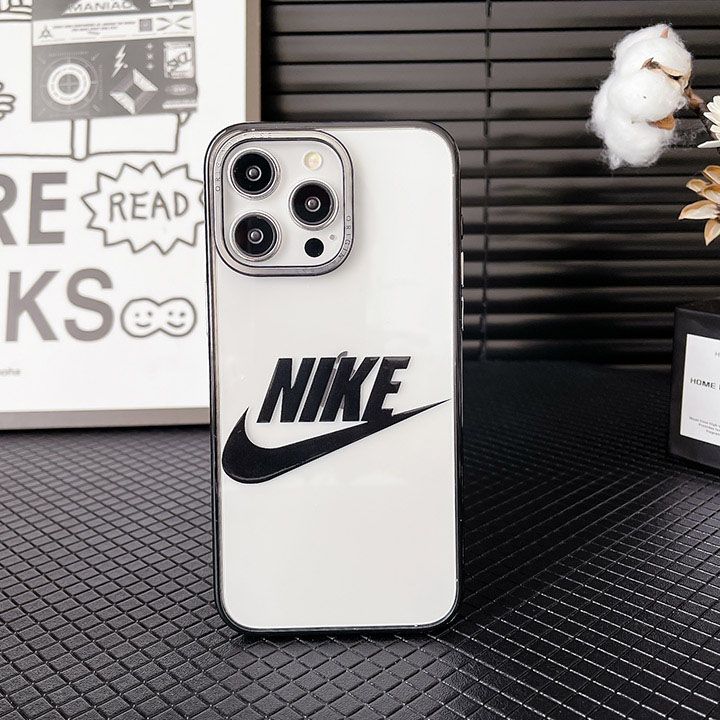 iphone15プラスケース Adidasのブランドロゴ