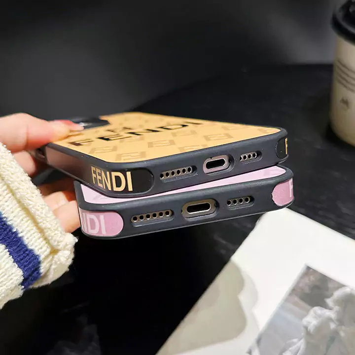 かわいい セレブ愛用 フェンディiPhone16シリコンケース