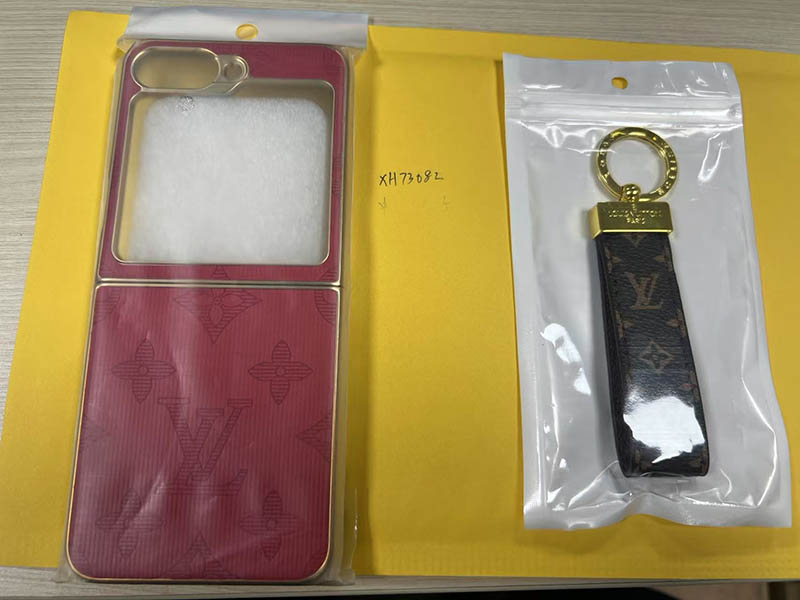 Galaxy Z Flip6 ケース ルイヴィトン風 ワインレッドレザー調 ゴールド縁 総柄プリント