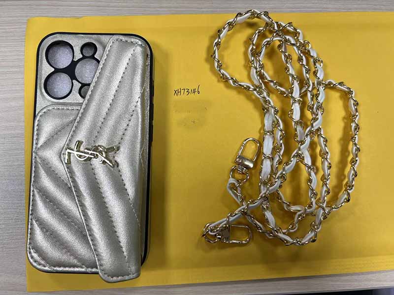 iPhone16 Pro ケース イヴサンローラン風 ゴールドメタリック キルティング カード収納付き