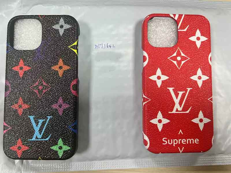 iPhone13 携帯 ケース ルイヴィトン風 黒地カラフル総柄 レザー調