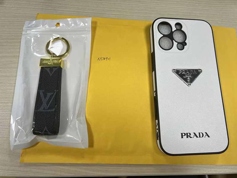 iPhone16 Pro Max ケース プラダ風 ハイブランド スマホケース、キーホルダー無料