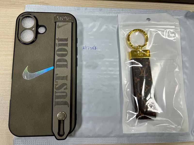 ​iPhone16 保護ケース ハイブランド ヴィヴィアンウエストウッド風 リストストラップ付き