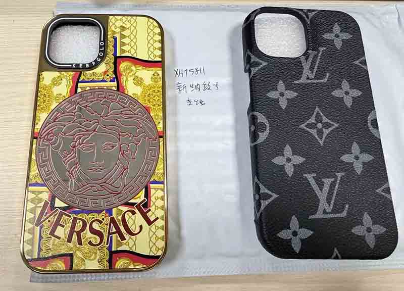 ​iPhone15 携帯 ケース ヴェルサーチ風 メンズ