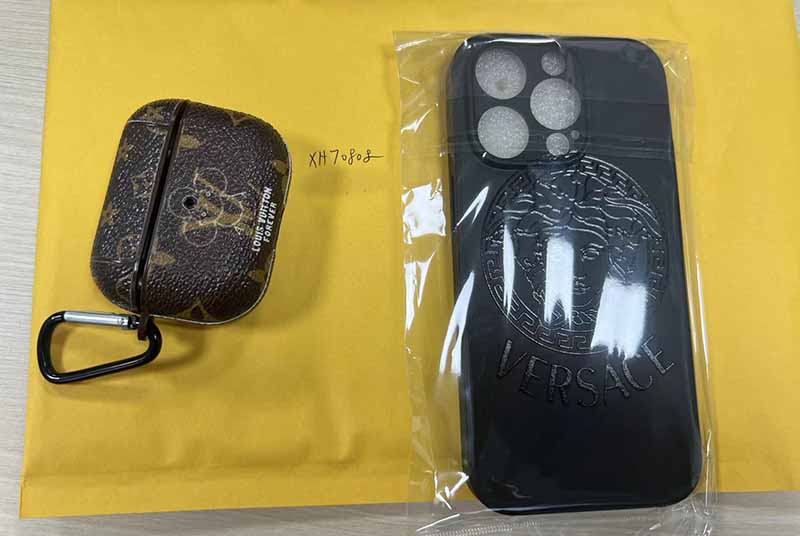 iPhone16 Pro ケース ヴェルサーチ風 高校生
