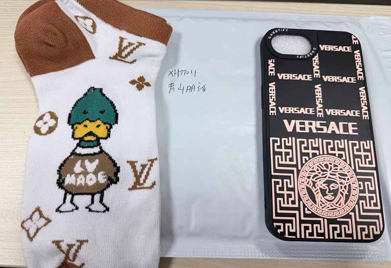 ​iPhone17e  ケース ヴェルサーチ風 可愛い おすすめ