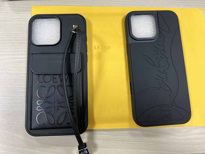 iPhone16 Pro Max ケース Christian Louboutin ロエベ 風  ストリート