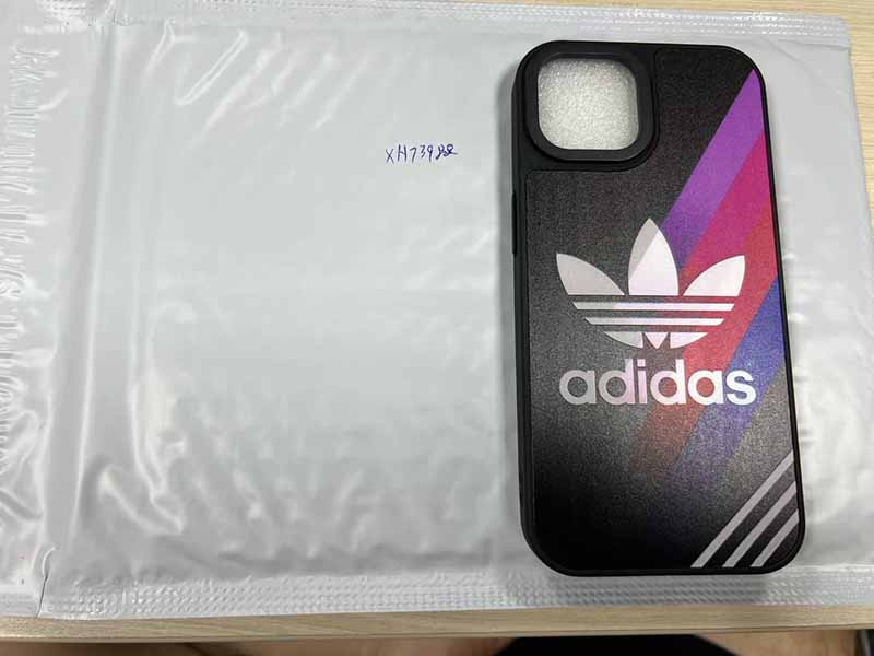 iPhone15 カバー アディダス 風 メンズ おしゃれ
