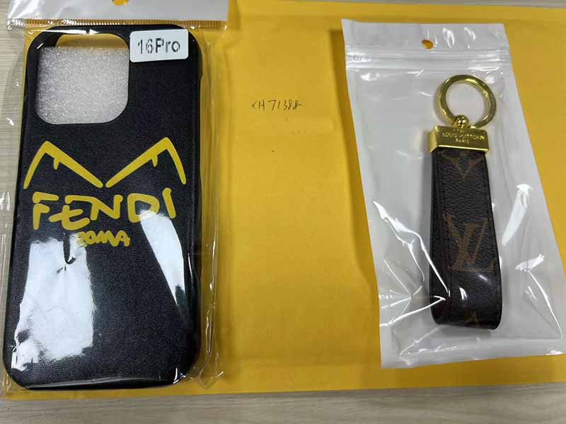 iPhone16 Pro ケース Fendi風 ハイブランド