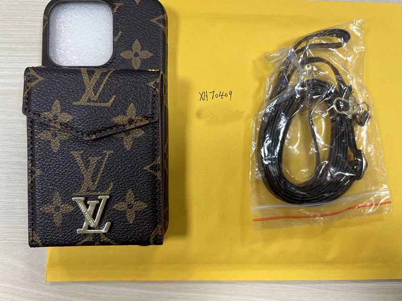 iPhone15 Pro ケース カード 入れ Louis Vuitton風 ハイブランド スマホケース おしゃれ