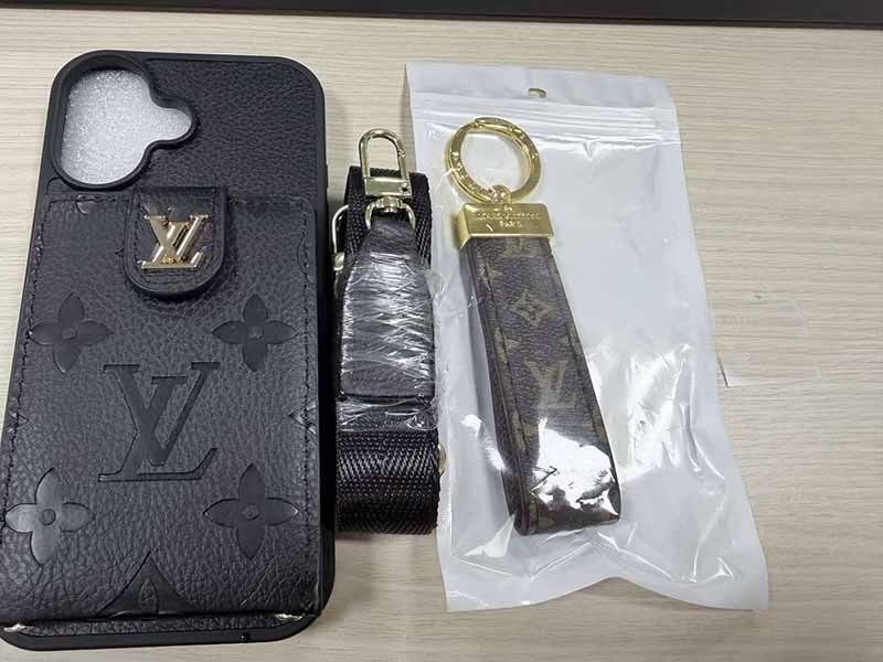 iPhone17 ケース カード 収納 Louis Vuitton風 ハイブランド スマホケース 芸能人愛用