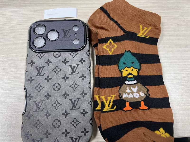 iPhone17 Pro Max 携帯 ケース ルイヴィトン風 ハイブランド スマホケース シンプル