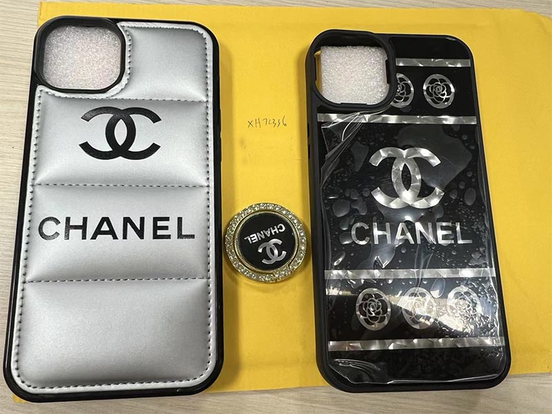 iPhone14 Plus ダウンジャケットケース シャネル風 ハイブランド