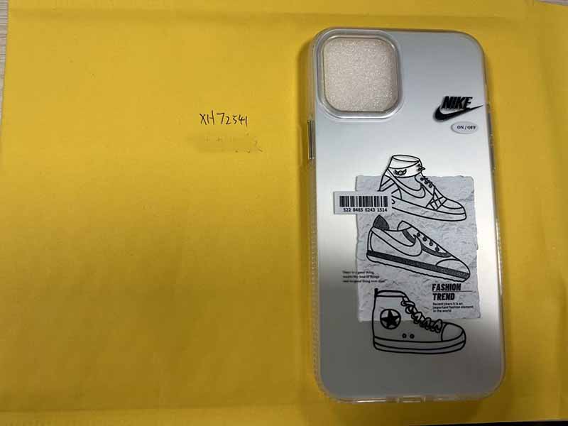 iPhone12 用のこのシルバーのナイキ風ケースを見つけられて嬉しいです。スニーカーイラストのデザインはトレンド感たっぷりで、価格も手頃、質感は想像以上に良いです。