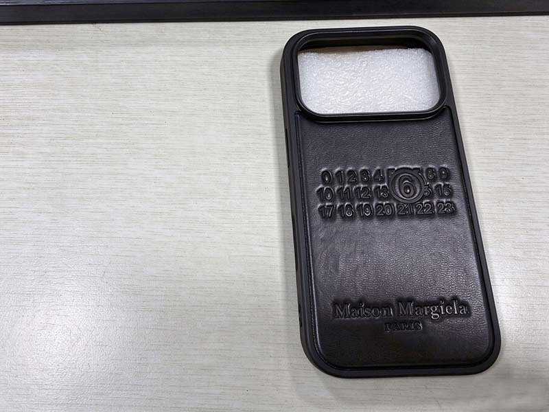 iPhone 18 Pro ケース ​メゾンマルジェラ風 ハイブランド スマホケース おしゃれ
